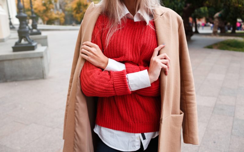 femeie imbracata cu camasa si pulover